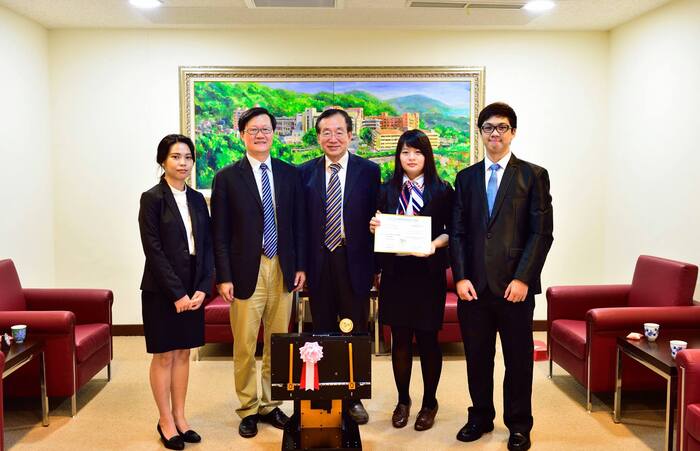 李隆盛校長與醫放系林政勳老師及其研發團隊合影