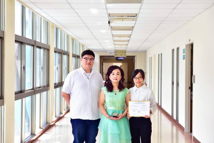 李隆盛校長與生醫所施純青老師合影